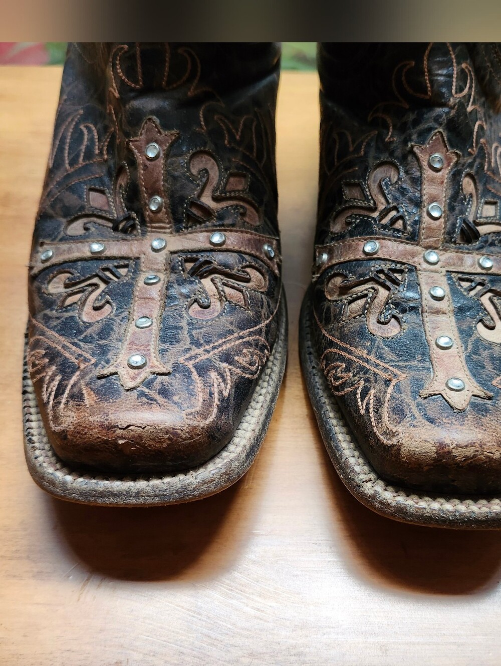 Cavenders Leather Embroidered Rhinestone Studded Cross Cowboy Boots Sz 10B - Picture 3 of 11